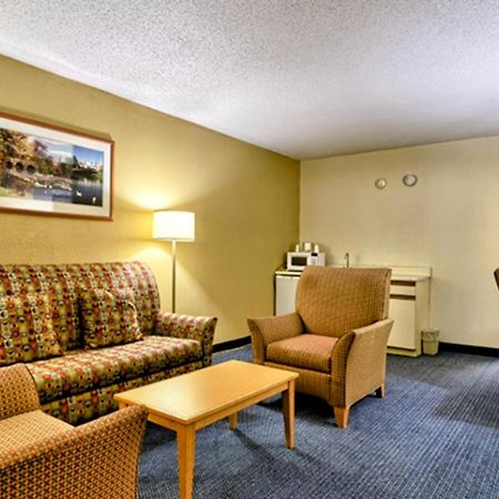 Katahdin Inn & Suites Millinocket Exterior photo