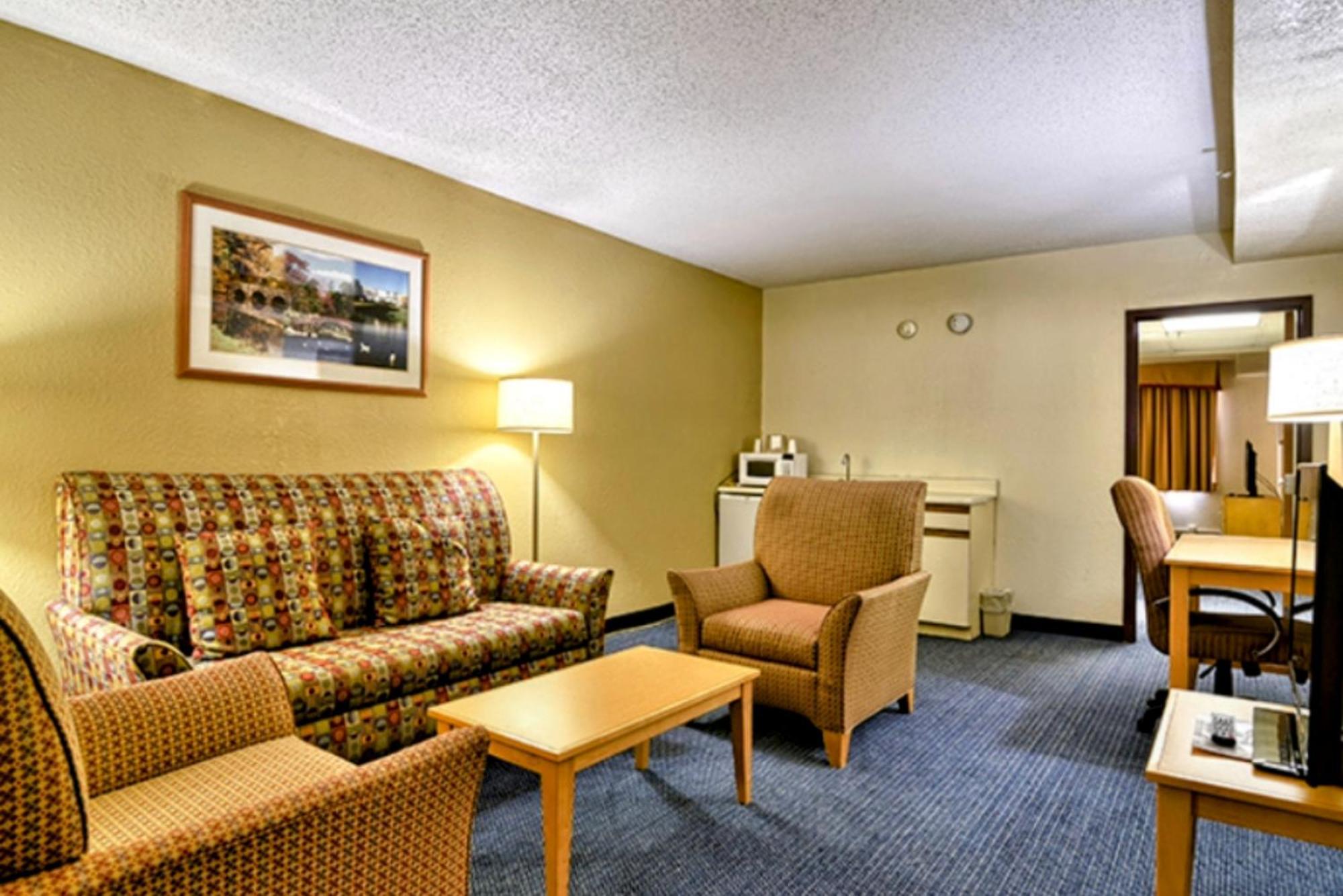 Katahdin Inn & Suites Millinocket Exterior photo