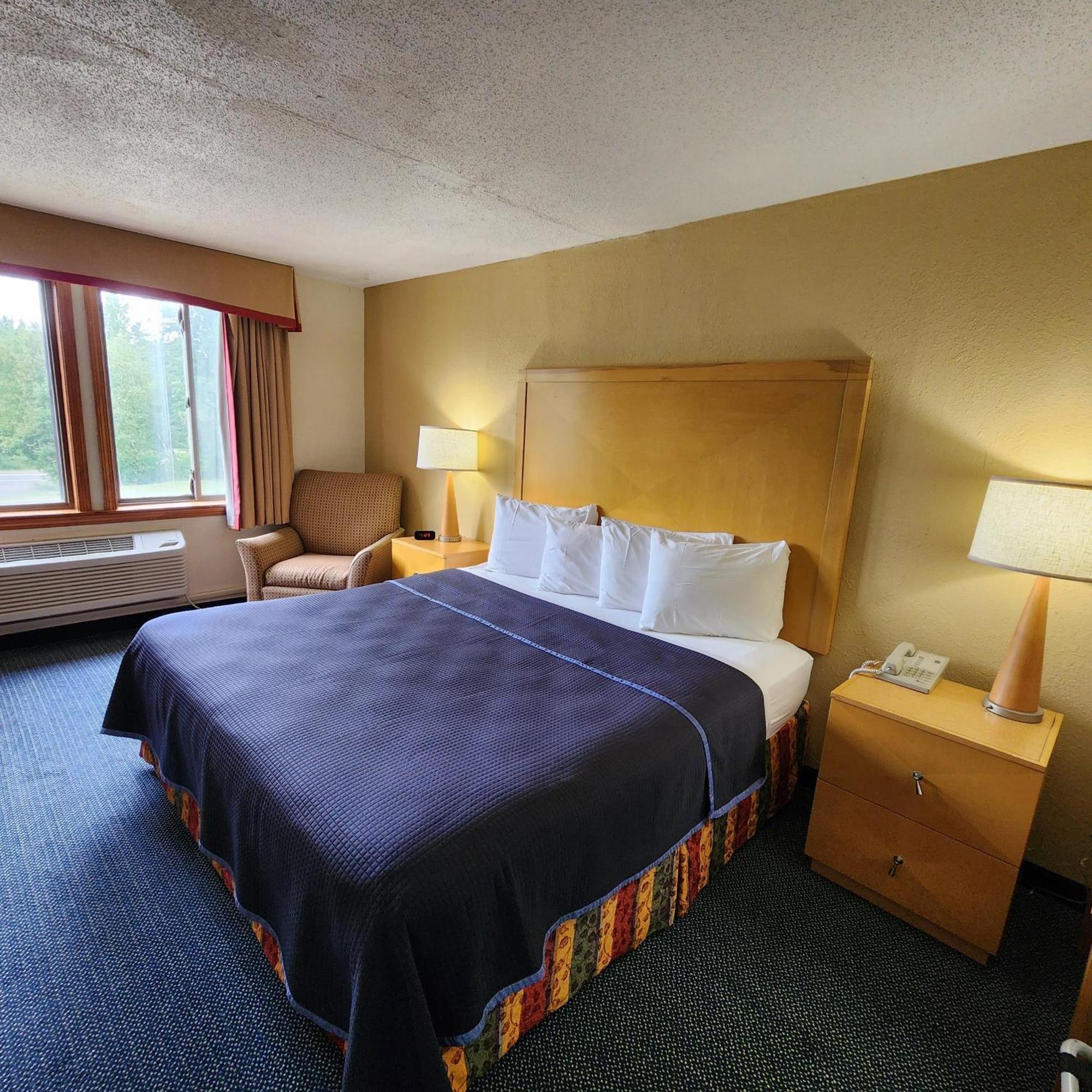 Katahdin Inn & Suites Millinocket Exterior photo