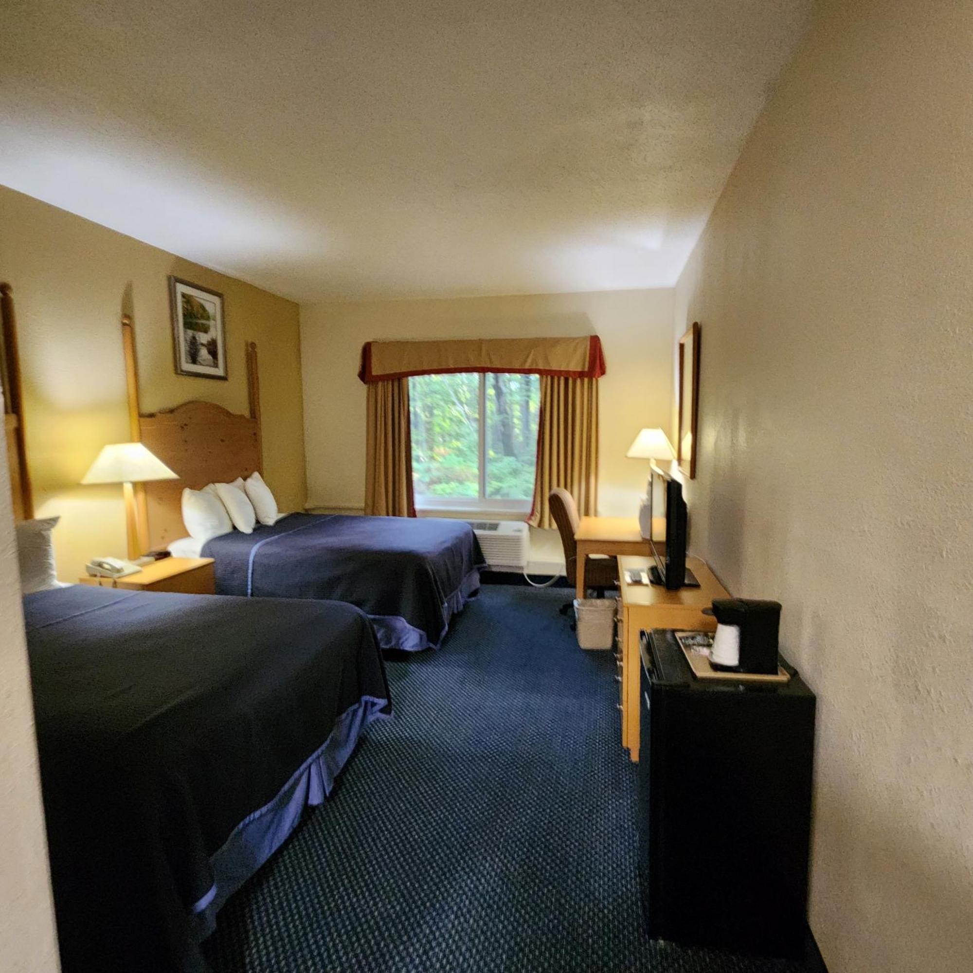 Katahdin Inn & Suites Millinocket Exterior photo