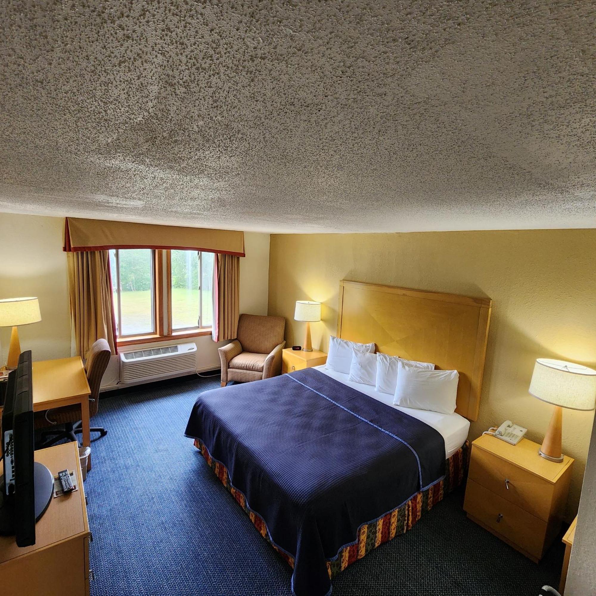 Katahdin Inn & Suites Millinocket Exterior photo