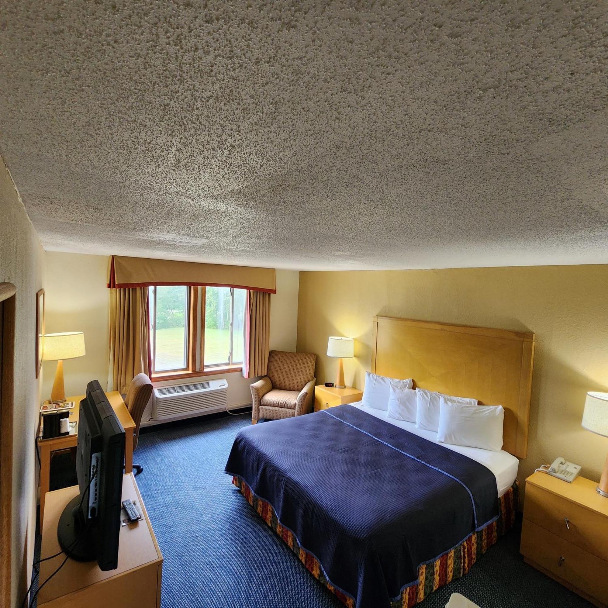 Katahdin Inn & Suites Millinocket Exterior photo