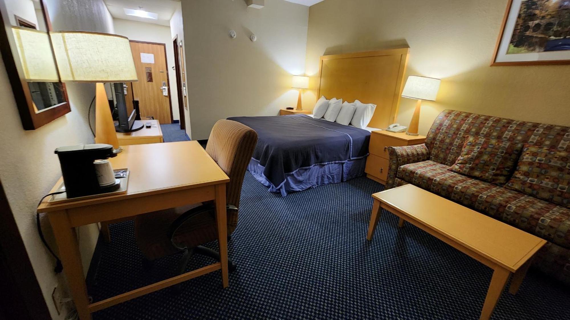 Katahdin Inn & Suites Millinocket Exterior photo