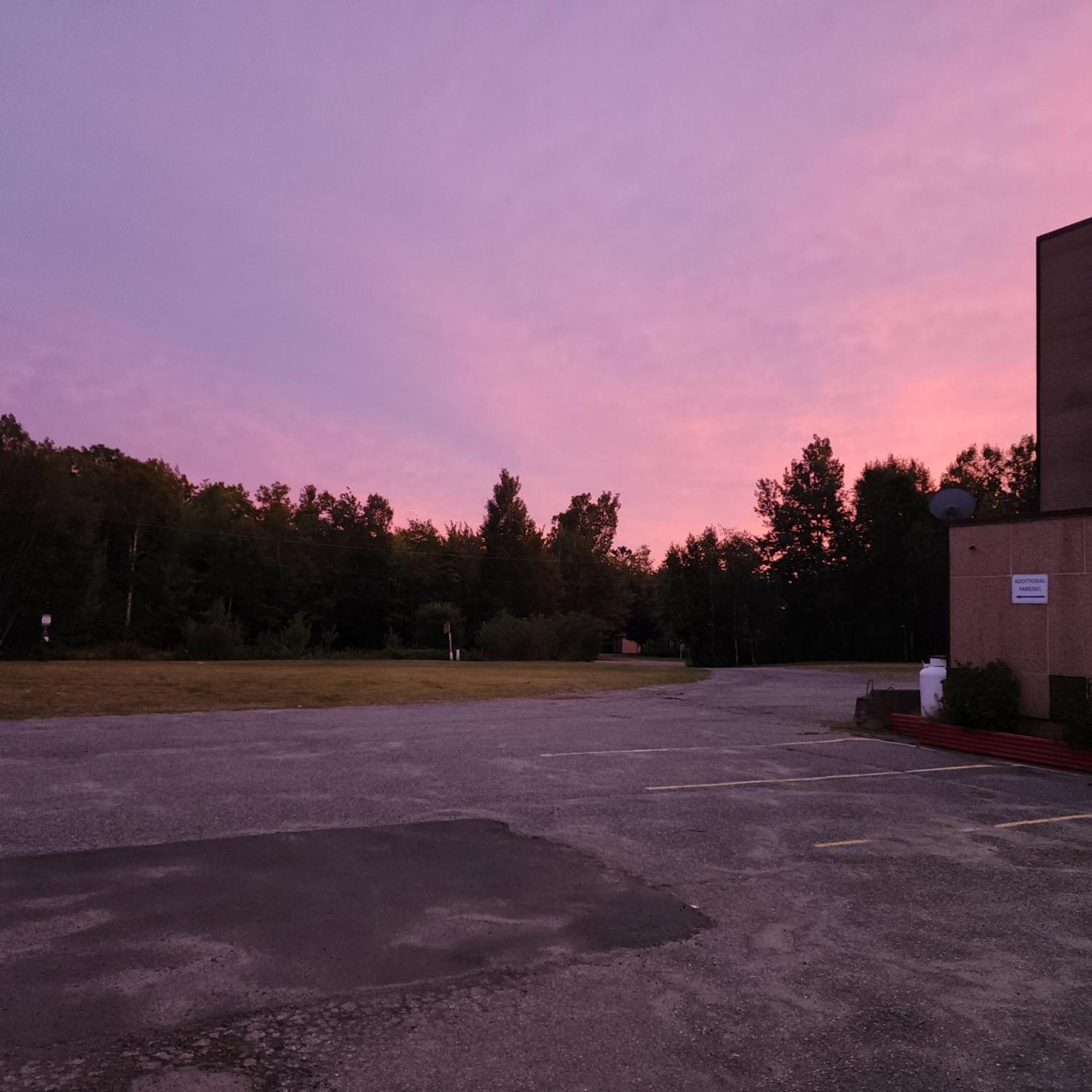 Katahdin Inn & Suites Millinocket Exterior photo