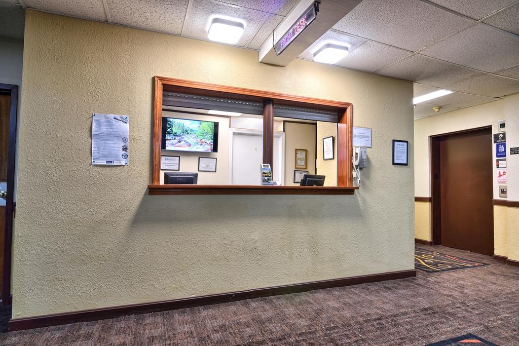 Katahdin Inn & Suites Millinocket Exterior photo
