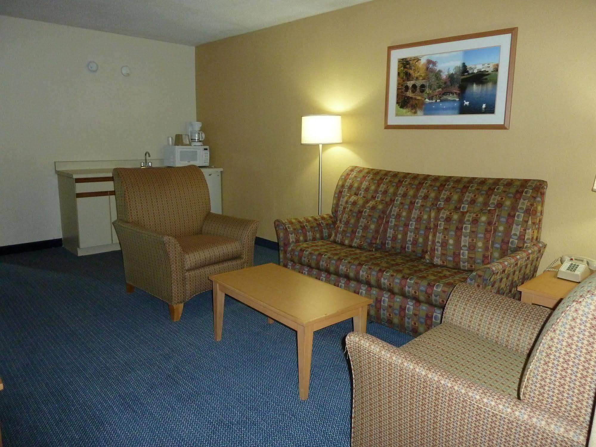 Katahdin Inn & Suites Millinocket Exterior photo
