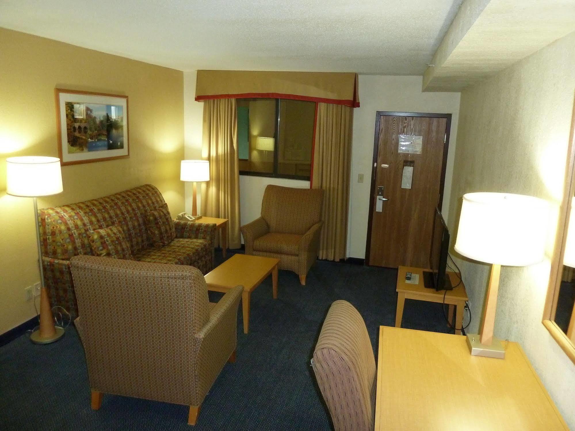 Katahdin Inn & Suites Millinocket Exterior photo