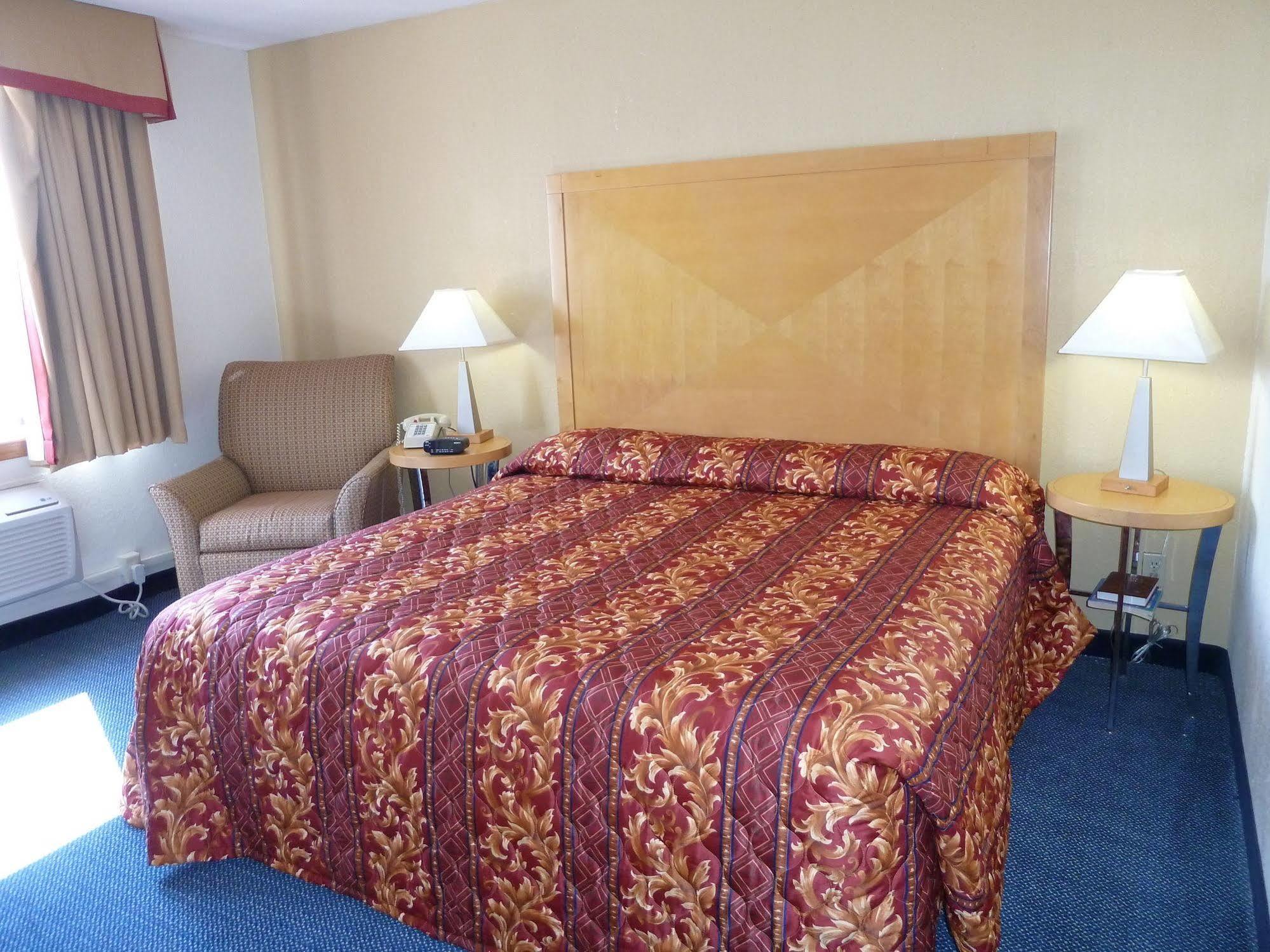 Katahdin Inn & Suites Millinocket Exterior photo