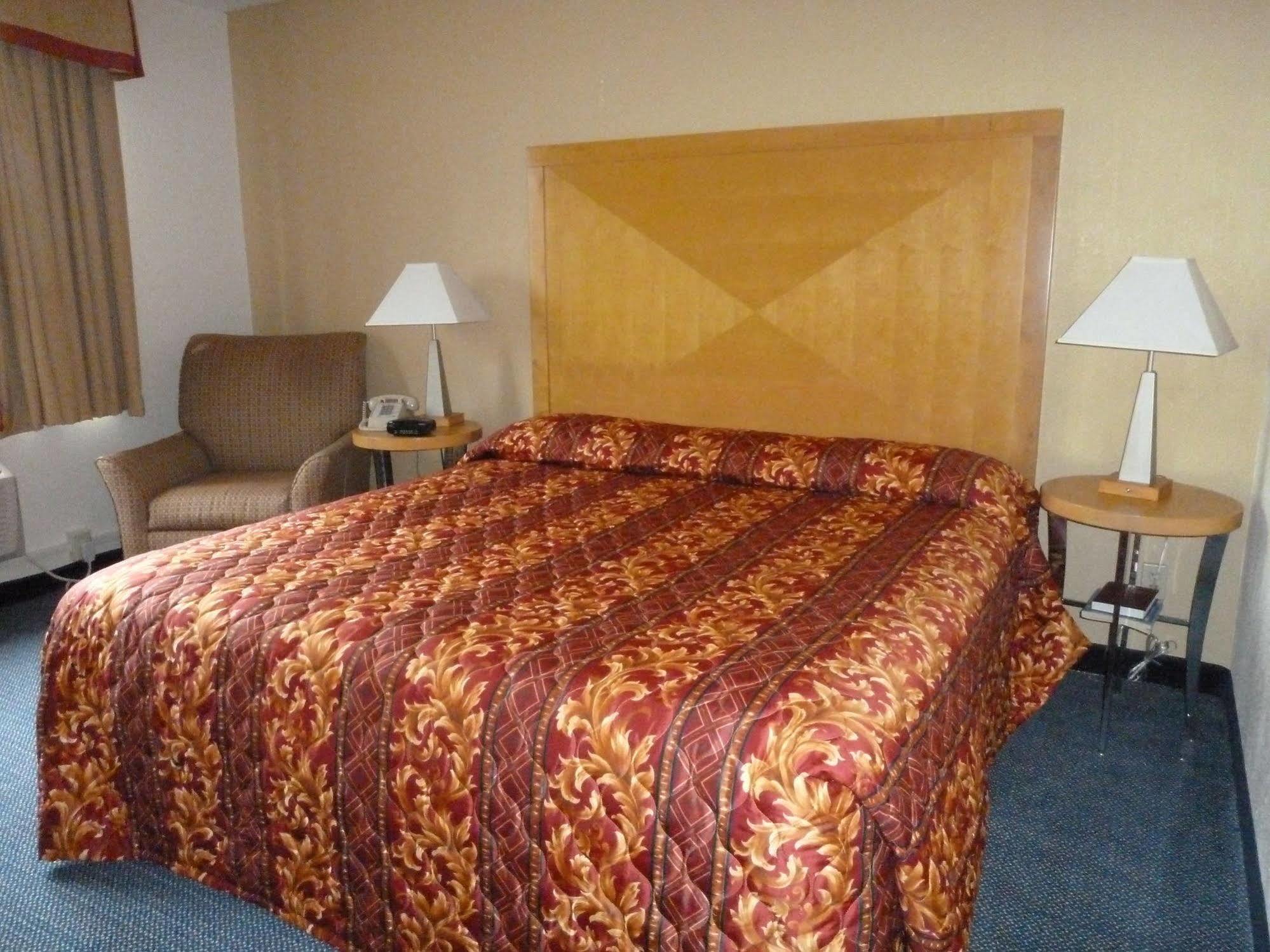 Katahdin Inn & Suites Millinocket Exterior photo