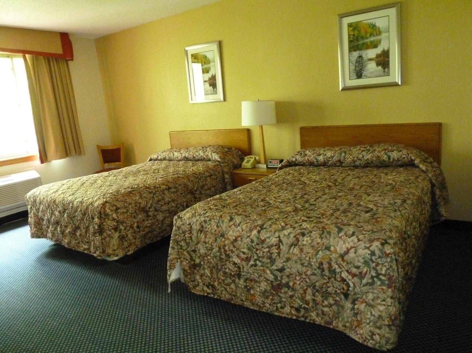 Katahdin Inn & Suites Millinocket Exterior photo